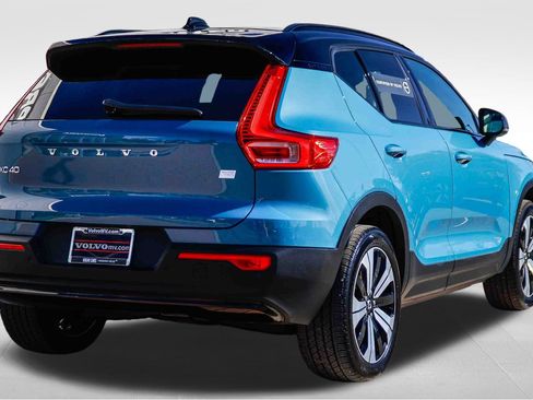 Used 2023 Volvo XC40 Recharge Core image 7