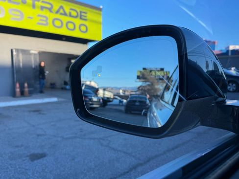 Used 2018 Land Rover Range Rover Velar R-Dynamic SE image 29