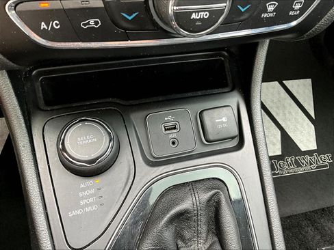 Used 2019 Jeep Cherokee Limited AWD/4WD image 16
