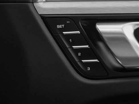 Used 2025 Porsche Macan image 23