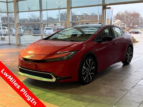 Used 2025 Toyota Prius Plug-In Hybrid image 6