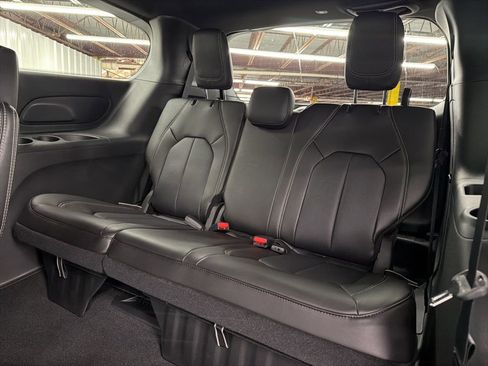 New 2026 Chrysler Pacifica Select image 12