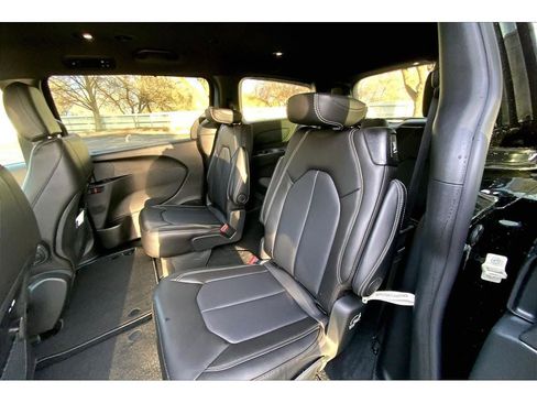 New 2026 Chrysler Pacifica Select image 11