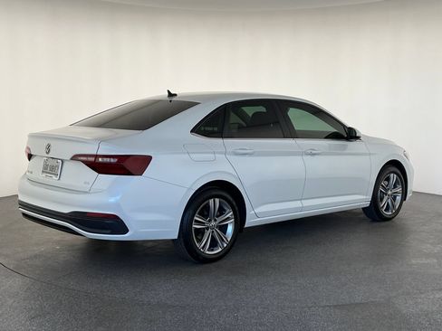 Used 2022 Volkswagen Jetta SE FWD image 3