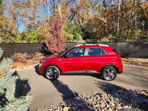 Certified 2024 Hyundai Venue Limited image 2