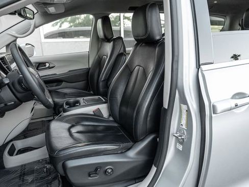 Used 2022 Chrysler Pacifica Touring-L image 12