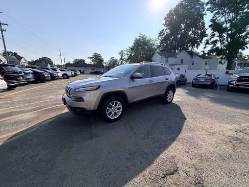 Used 2016 Jeep Cherokee Latitude AWD/4WD image 32