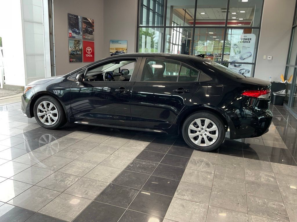 Certified 2025 Toyota Corolla LE FWD image 4