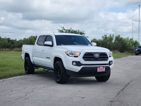 Used 2018 Toyota Tacoma SR5 RWD image 3