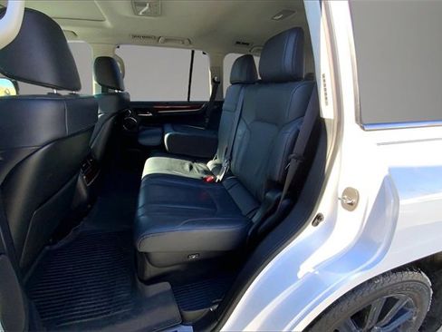 Used 2021 Lexus LX 570 4WD w/ Luxury Package image 19