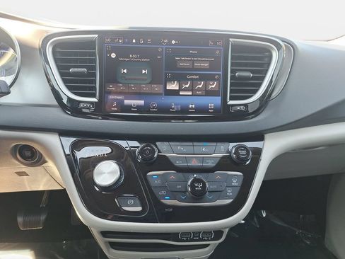 Certified 2023 Chrysler Pacifica Touring-L FWD image 21