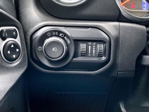 Used 2019 Jeep Wrangler Unlimited Sahara image 39