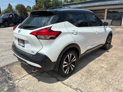 Used 2019 Nissan Kicks SR w/ SR Premium Package FWD image 6