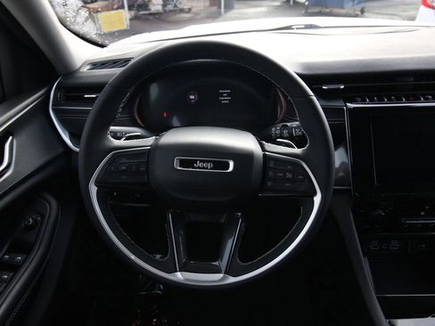 Used 2023 Jeep Grand Cherokee Laredo w/ Luxury Tech Group I AWD/4WD image 17