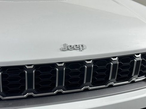 Used 2026 Jeep Grand Cherokee Limited AWD/4WD image 3