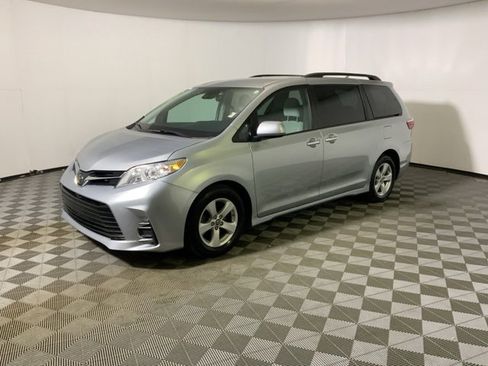 Used 2019 Toyota Sienna LE w/ LE Preferred Package image 15
