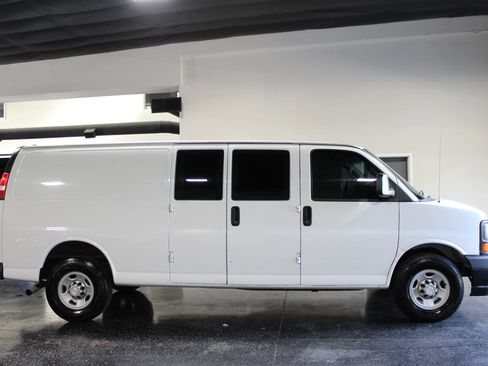Used 2017 Chevrolet Express 2500 Extended RWD image 2