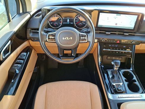Used 2022 Kia Carnival EX FWD image 2