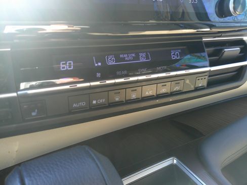 Used 2021 Toyota Sienna XLE image 27