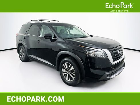 Used 2025 Nissan Pathfinder SL image 1
