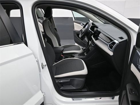 Certified 2025 Volkswagen Taos SE image 32