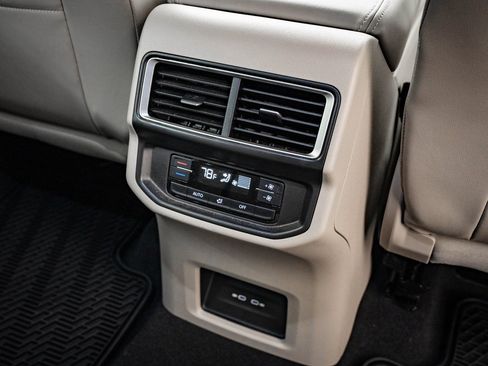 Used 2024 Volkswagen Atlas SE image 32