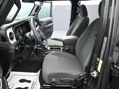 Used 2025 Jeep Wrangler Unlimited Sahara AWD/4WD image 12