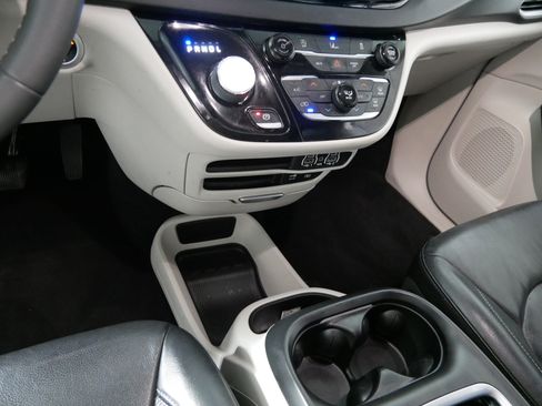 Used 2022 Chrysler Pacifica Touring-L FWD image 24