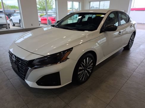 Used 2024 Nissan Altima 2.5 SV FWD image 1