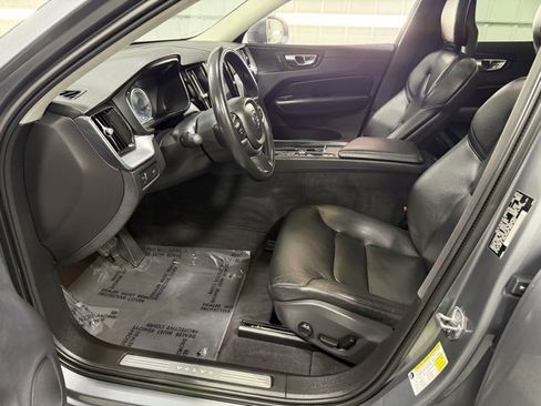 Used 2018 Volvo XC60 T5 Momentum w/ Vision Package image 12