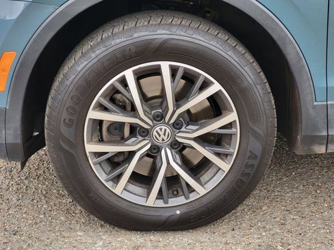 Used 2020 Volkswagen Tiguan SE w/ Panoramic Sunroof Package image 9