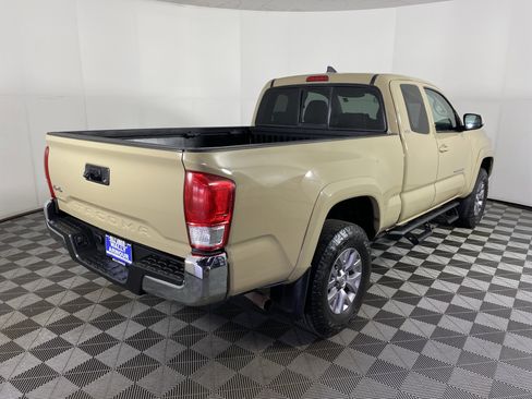 Used 2017 Toyota Tacoma SR5 w/ SR5 Appearance Package (SM) image 6