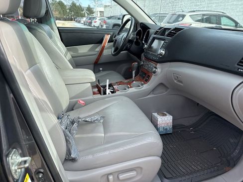 Used 2010 Toyota Highlander Limited image 16