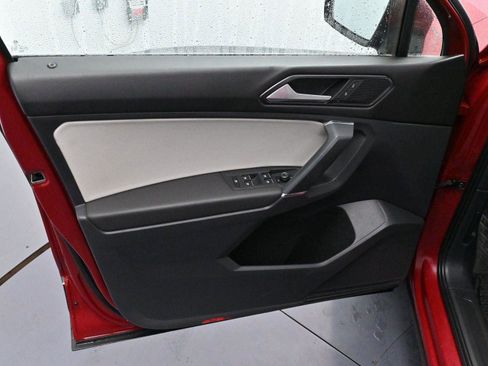 Used 2018 Volkswagen Tiguan SE w/ Panoramic Sunroof Package image 9