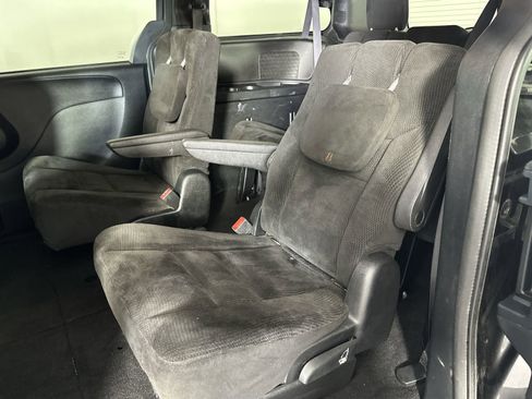 Used 2017 Dodge Grand Caravan SE image 27