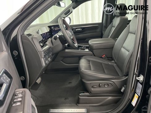 Used 2025 Chevrolet Suburban RST w/ RST Capability Package image 4