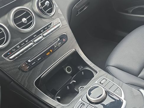 Used 2018 Mercedes-Benz GLC 300 4MATIC image 25