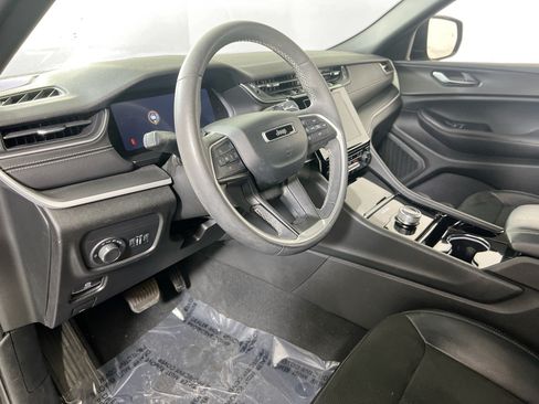 Used 2023 Jeep Grand Cherokee Altitude AWD/4WD image 9