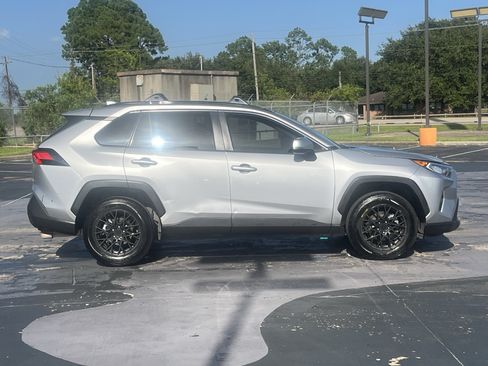 Used 2020 Toyota RAV4 XLE w/ Convenience Package FWD image 10