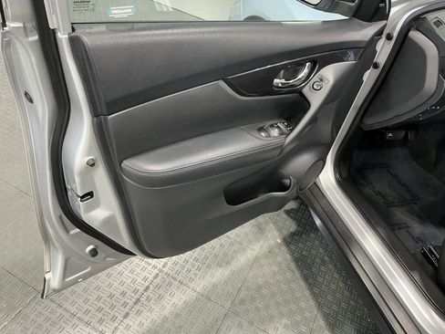 Used 2020 Nissan Rogue SV image 25