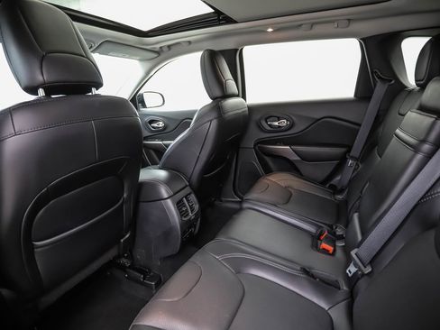 Used 2019 Jeep Cherokee Overland w/ Technology Group AWD/4WD image 21