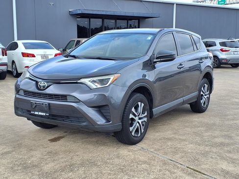 Used 2018 Toyota RAV4 LE FWD image 3