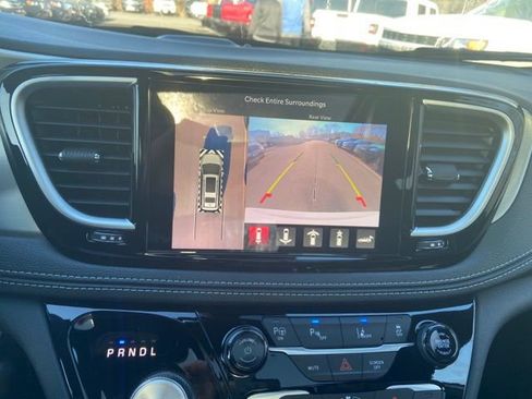 New 2023 Chrysler Pacifica Limited w/ S Appearance Package FWD image 18