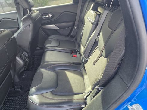 Used 2018 Jeep Cherokee Trailhawk image 11