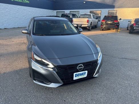 Used 2023 Nissan Altima 2.5 SV w/ SV Premium Package image 8