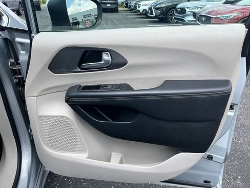 Used 2023 Chrysler Pacifica Touring-L FWD image 11
