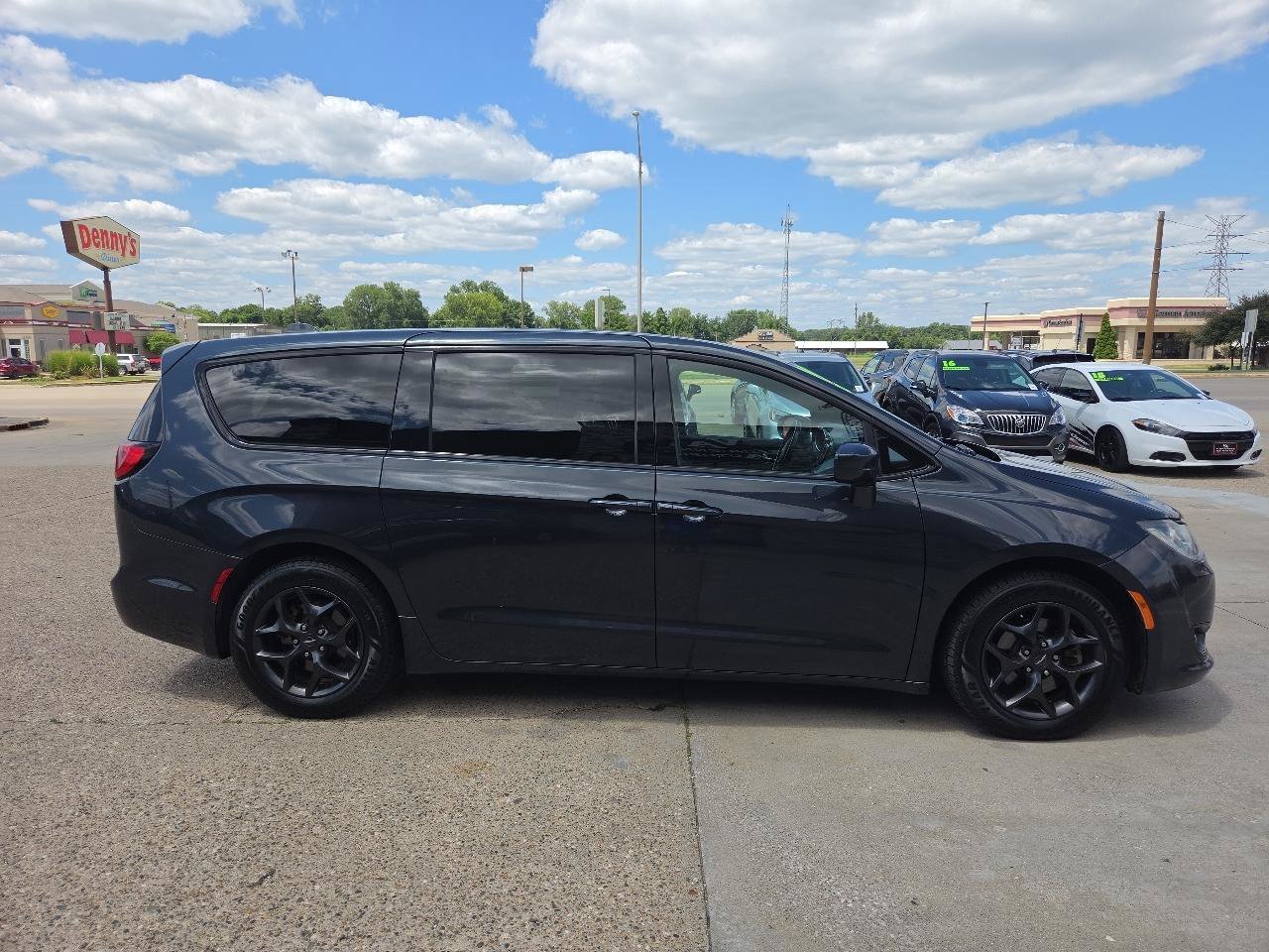 Used 2019 Chrysler Pacifica Touring Plus w/ S Appearance Package FWD image 5