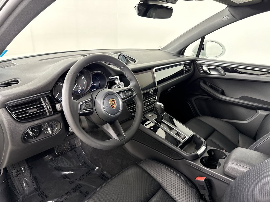 Certified 2026 Porsche Macan AWD/4WD image 4