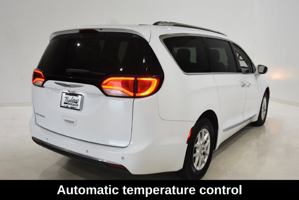 Used 2020 Chrysler Pacifica Touring-L FWD image 4
