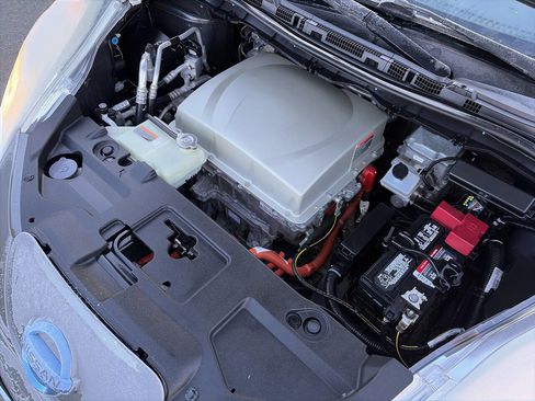 Used 2016 Nissan Leaf SV w/ Premium Package image 18